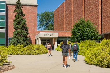 Doğu LANSING, MI, ABD, 19 Eylül 2024: Michigan Eyalet Üniversitesi kampüsünde kimliği belirsiz kişiler.