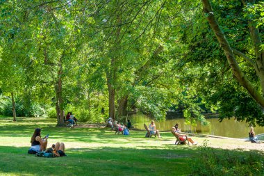 Doğu LANSING, MI, ABD, 19 Eylül 2024: Michigan Eyalet Üniversitesi kampüsünde kimliği belirsiz kişiler.