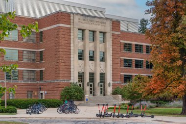 EAST LANSING, MI, ABD, 20 Eylül 2024: Michigan Eyalet Üniversitesi kampüsündeki Jenison Saha Evi.