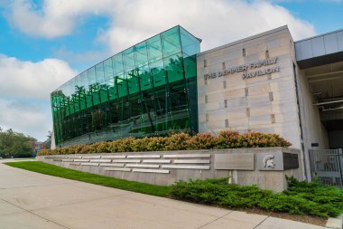 EAST LANSING, MI, ABD, SEPTEMBER 20, 2024: Michigan Eyalet Üniversitesi kampüsündeki Demmer Family Pavilion ve Spartan Stadyumu.