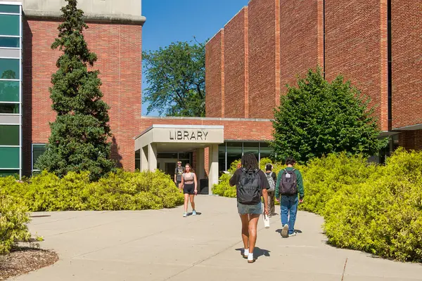 Doğu LANSING, MI, ABD, 19 Eylül 2024: Michigan Eyalet Üniversitesi kampüsünde kimliği belirsiz kişiler.