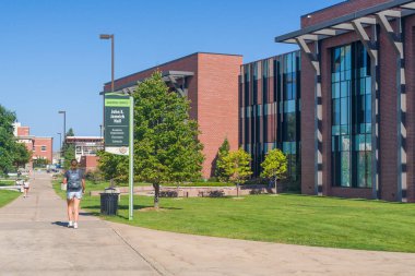 MARQUETTE, MI, ABD, SEPTEMBER 18, 2024: Kuzey Michigan Üniversitesi kampüsündeki kimliği belirsiz kişiler ve John X. Jamrich Hall.