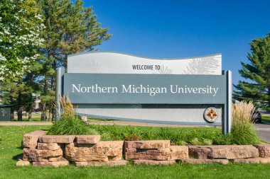 MARQUETTE, MI, ABD, 18 Eylül 2024: Kuzey Michigan Üniversitesi kampüsüne giriş işareti.