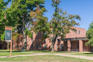 MARQUETTE, MI, ABD, 18 Eylül 2024: Charles C. Spooner Hall Kuzey Michigan Üniversitesi Kampüsü.