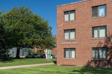 MARQUETTE, MI, ABD, 18 Eylül 2024: Charles C. Spooner Hall Kuzey Michigan Üniversitesi Kampüsü.