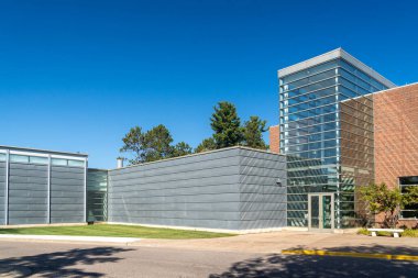 MARQUETTE, MI, ABD, 18 Eylül 2024: Kuzey Michigan Üniversitesi kampüsündeki DeVos Sanat Müzesi.