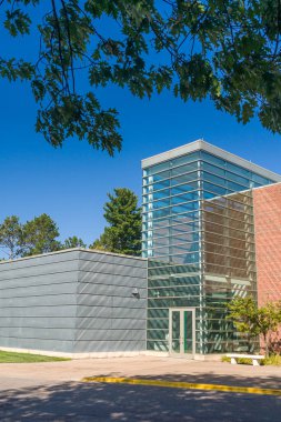 MARQUETTE, MI, ABD, 18 Eylül 2024: Kuzey Michigan Üniversitesi kampüsündeki DeVos Sanat Müzesi.