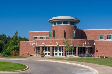 MARQUETTE, MI, ABD, SEPTEMBER 18, 2024: Kuzey Michigan Üniversitesi kampüsündeki Seaborg Matematik ve Bilim Merkezi.