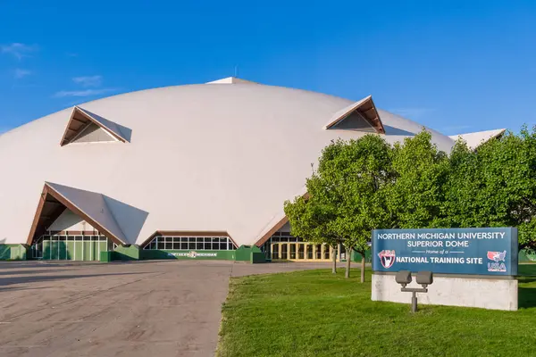 MARQUETTE, MI, ABD, SEPTEMBER 18, 2024: Kuzey Michigan Üniversitesi Yüksek Kubbesi Kuzey Michigan Üniversitesi Kampüsü.