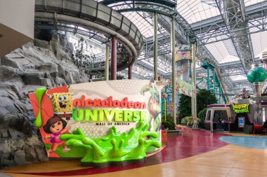 BLOOMINGTON, MN, ABD, 13 ARALIK 2024: Nickelodeon Universe Amerika AVM 'deki kapalı eğlence parkı.