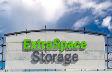St. Paul, MN, ABD, Mart 22, 2025: Extra Space Storage dış ve ticari marka logosu.