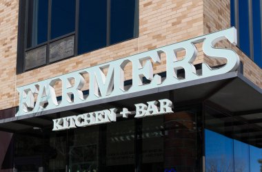 MINNEAPOLIS, MN, ABD, 7 Mart 2025: Farmers Kitchen ve Bar restoranlarının dış tabela ve ticari marka logosu.