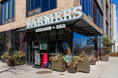 MINNEAPOLIS, MN, ABD, 7 Mart 2025: Farmers Kitchen ve Bar restoranlarının dış tabela ve ticari marka logosu.
