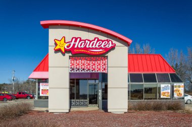 BALDWIN, WI, ABD, 1 Mart 2025: Hardee 'nin restoranının dış ve ticari marka logosu.