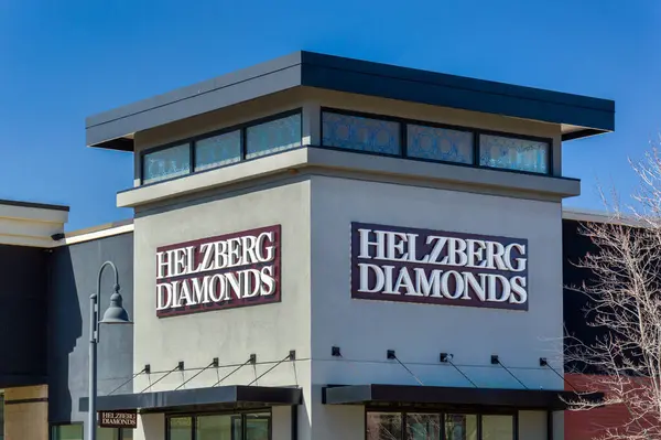 St. Paul, MN, ABD, Mart 16, 2025: Helzberg Diamonds perakende mücevher mağazası dış ve ticari marka logosu.