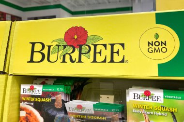 HUDSON, WI, ABD, HAZİRAN 10 HAZİRAN 2025: Burpee kış kabağı tohumu sergisi ve ticari marka logosu.