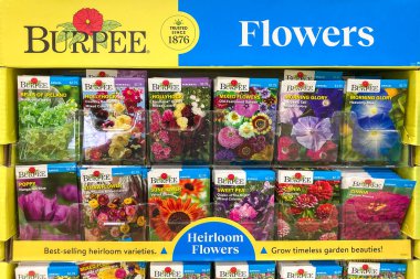 HUDSON, WI, ABD, HAZİRAN 10, 2025: Burpee aile yadigarı çiçek tohumu sergisi ve ticari marka logosu.