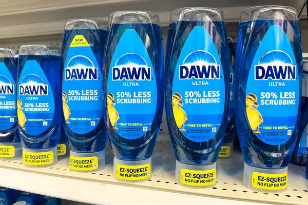 HUDSON WI, ABD, HAZİRAN 22 HAZİRAN 2025: Perakende mağazasında Şafak Yıkama Sıvısı.