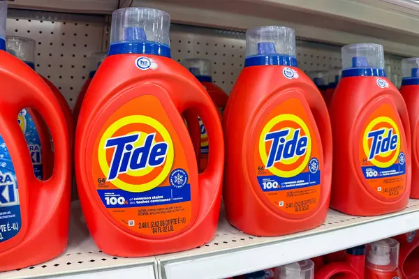 HUDSON WI, ABD, HAZİRAN 22, 2025: Perakende mağazalarındaki çamaşır deterjanı.