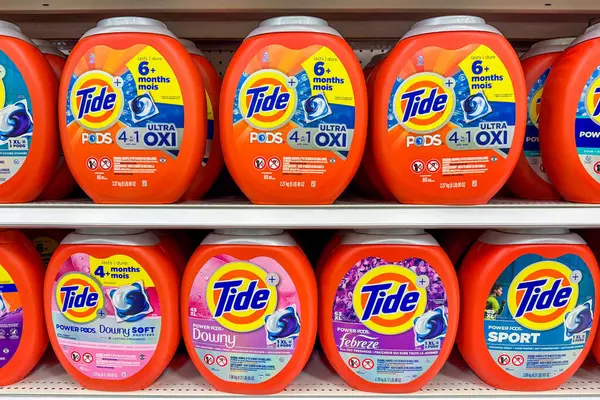 HUDSON WI, ABD, HAZİRAN 22, 2025: Perakende mağazalarındaki çamaşır deterjanı.