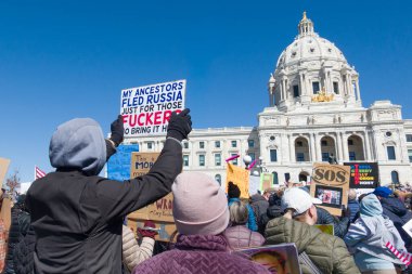 Aziz Paul, MN, ABD 5 Nisan 2025: Eller Kapalı 'da protesto yaparken elinde anti-Putin işareti tutan tanımlanamayan şahıs! Minnesota Eyalet Meclisi 'nde miting.