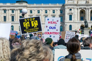 Aziz Paul, MN, ABD 5 Nisan 2025 'te Hands Off!' da protesto yapan kimliği belirsiz şahıslar! Minnesota Eyalet Meclisi 'nde miting.
