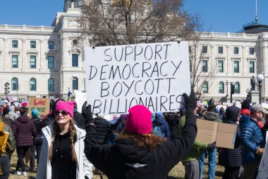 Aziz Paul, MN, ABD 5 Nisan 2025 'te Hands Off!' da protesto yapan kimliği belirsiz şahıslar! Minnesota Eyalet Meclisi 'nde miting.