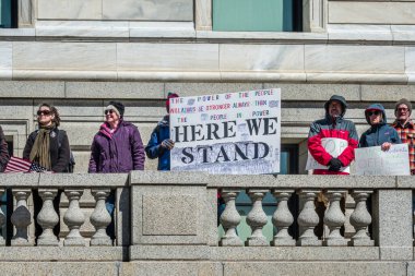 Aziz Paul, MN, ABD 5 Nisan 2025 'te Hands Off!' da protesto yapan kimliği belirsiz şahıslar! Minnesota Eyalet Meclisi 'nde miting.