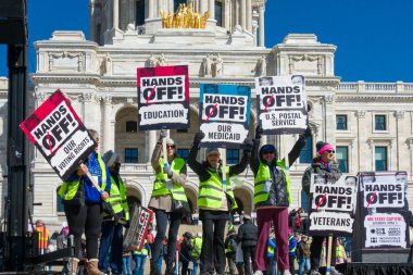 Aziz Paul, MN, ABD 5 Nisan 2025 'te Hands Off!' da protesto yapan kimliği belirsiz şahıslar! Minnesota Eyalet Meclisi 'nde miting.
