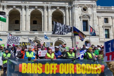 Aziz Paul, MN, ABD 5 Nisan 2025 'te Hands Off!' da protesto yapan kimliği belirsiz şahıslar! Minnesota Eyalet Meclisi 'nde miting.