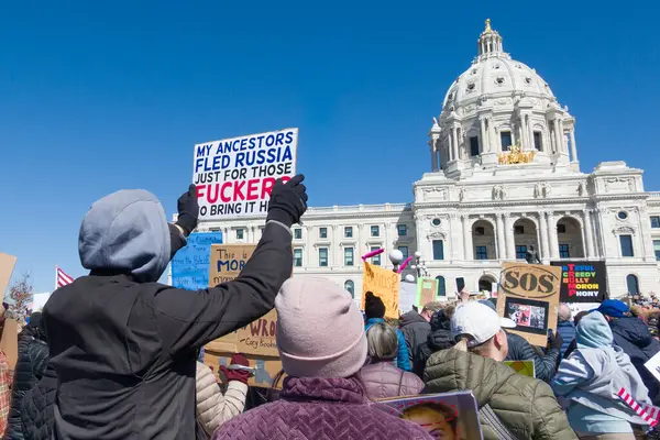 Aziz Paul, MN, ABD 5 Nisan 2025: Eller Kapalı 'da protesto yaparken elinde anti-Putin işareti tutan tanımlanamayan şahıs! Minnesota Eyalet Meclisi 'nde miting.