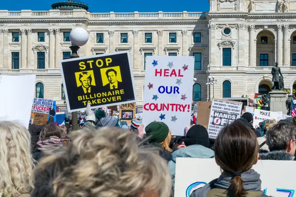 Aziz Paul, MN, ABD 5 Nisan 2025 'te Hands Off!' da protesto yapan kimliği belirsiz şahıslar! Minnesota Eyalet Meclisi 'nde miting.