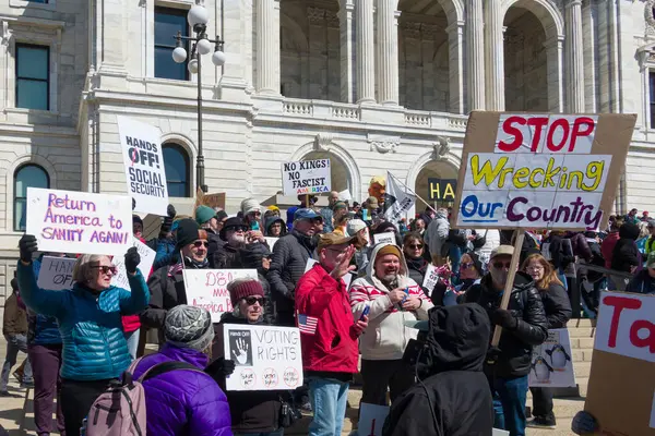 Aziz Paul, MN, ABD 5 Nisan 2025 'te Hands Off!' da protesto yapan kimliği belirsiz şahıslar! Minnesota Eyalet Meclisi 'nde miting.