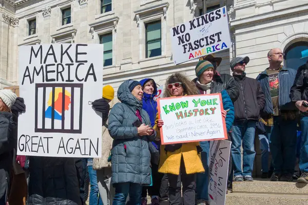 Aziz Paul, MN, ABD 5 Nisan 2025 'te Hands Off!' da protesto yapan kimliği belirsiz şahıslar! Minnesota Eyalet Meclisi 'nde miting.