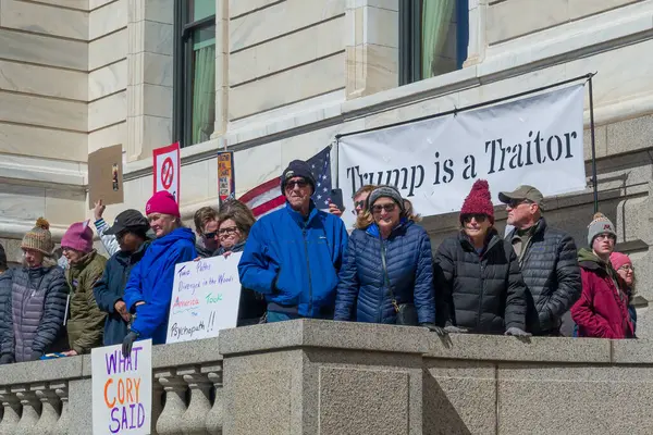 Aziz Paul, MN, ABD 5 Nisan 2025 'te Hands Off!' da protesto yapan kimliği belirsiz şahıslar! Minnesota Eyalet Meclisi 'nde miting.