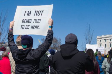 Aziz Paul, MN, ABD 5 Nisan 2025 'te Hands Off!' da protesto yapan kimliği belirsiz şahıslar! Minnesota Eyalet Meclisi 'nde miting.