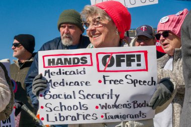 Aziz Paul, MN, ABD 5 Nisan 2025 'te Hands Off!' da protesto yapan kimliği belirsiz yaşlı kişiler! Minnesota Eyalet Meclisi 'nde miting.