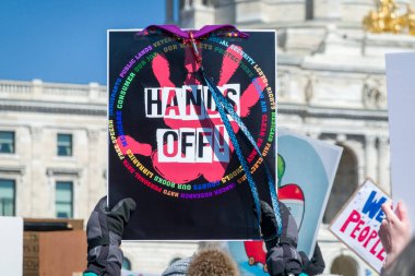 Aziz Paul, MN, ABD 5 Nisan 2025 'te Hands Off!' da protesto yapan kimliği belirsiz şahıslar! Minnesota Eyalet Meclisi 'nde miting.