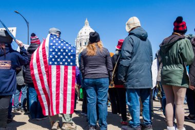 Aziz Paul, MN, ABD 5 Nisan 2025 'te Hands Off!' da protesto yapan kimliği belirsiz şahıslar! Minnesota Eyalet Meclisi 'nde miting.