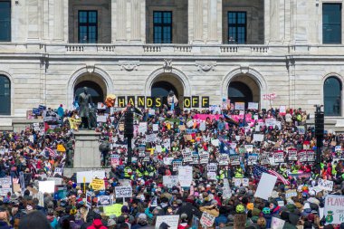 Aziz Paul, MN, ABD 5 Nisan 2025 'te Hands Off!' da protesto yapan kimliği belirsiz şahıslar! Minnesota Eyalet Meclisi 'nde miting.