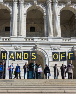 Aziz Paul, MN, ABD 5 Nisan 2025 'te Hands Off!' da protesto yapan kimliği belirsiz şahıslar! Minnesota Eyalet Meclisi 'nde miting.