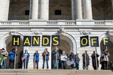Aziz Paul, MN, ABD 5 Nisan 2025 'te Hands Off!' da protesto yapan kimliği belirsiz şahıslar! Minnesota Eyalet Meclisi 'nde miting.