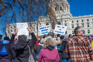Aziz Paul, MN, ABD 5 Nisan 2025 'te Hands Off!' da protesto yapan kimliği belirsiz şahıslar! Minnesota Eyalet Meclisi 'nde miting.