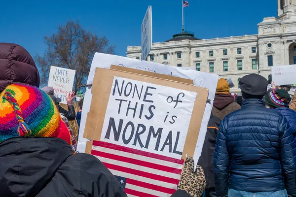Aziz Paul, MN, ABD 5 Nisan 2025 'te Hands Off!' da protesto yapan kimliği belirsiz şahıslar! Minnesota Eyalet Meclisi 'nde miting.