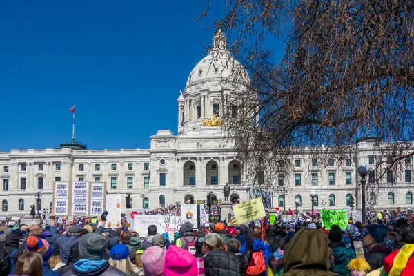 Aziz Paul, MN, ABD 5 Nisan 2025 'te Hands Off!' da protesto yapan kimliği belirsiz şahıslar! Minnesota Eyalet Meclisi 'nde miting.