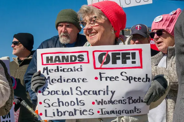 Aziz Paul, MN, ABD 5 Nisan 2025 'te Hands Off!' da protesto yapan kimliği belirsiz yaşlı kişiler! Minnesota Eyalet Meclisi 'nde miting.