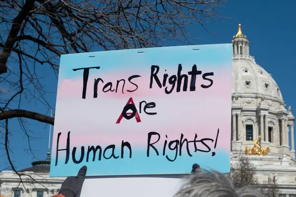 St. Paul, MN, ABD 5 Nisan 2025: Trans hakları savunucusu Hands Off! Minnesota Eyalet Meclisi 'nde miting.