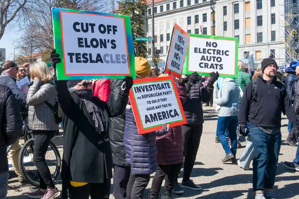 Aziz Paul, MN, ABD 5 Nisan 2025 'te Hands Off!' da protesto yapan kimliği belirsiz şahıslar! Minnesota Eyalet Meclisi 'nde miting.