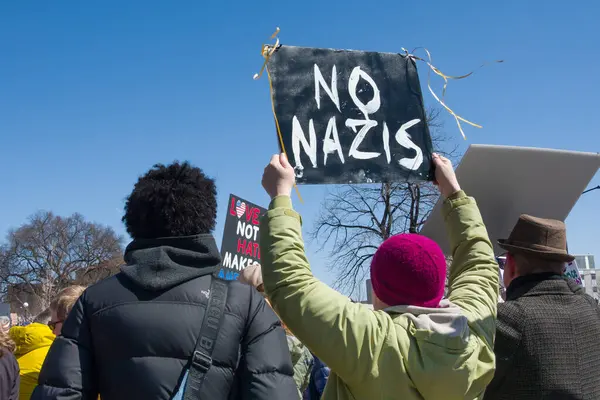 Aziz Paul, MN, ABD 5 Nisan 2025 Nazi karşıtı ve kimliği belirsiz kişilerin Hands Off! Minnesota Eyalet Meclisi 'nde miting.