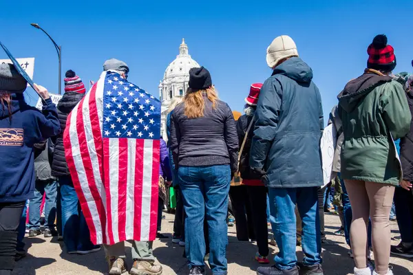 Aziz Paul, MN, ABD 5 Nisan 2025 'te Hands Off!' da protesto yapan kimliği belirsiz şahıslar! Minnesota Eyalet Meclisi 'nde miting.